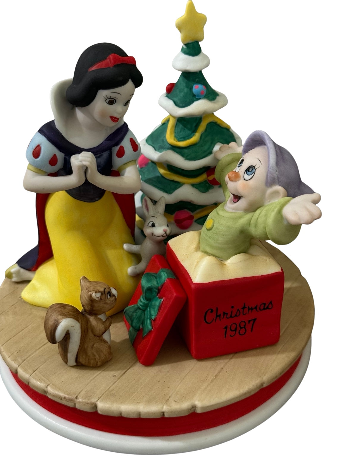 Disney Christmas 1987 — Snow White y Dopey junto al árbol