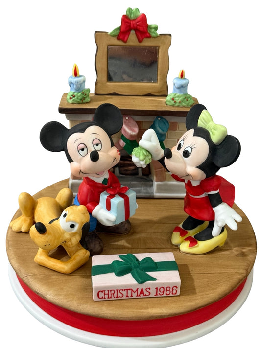 Disney Christmas 1986 — Mickey, Minnie y Pluto junto a la chimenea