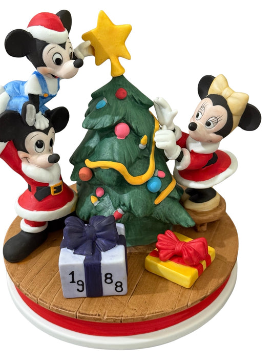 Disney Christmas 1988 — Mickey y Minnie decorando el árbol
